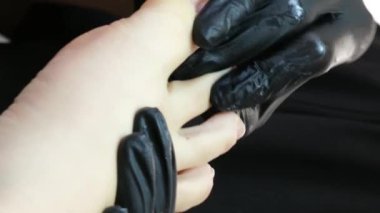 Taylandlı masör, Bangkok, Tayland 'daki ünlü sırt çantalı Khao San Road' da bacak masajı yapıyor. Yüksek kalite 4k görüntü