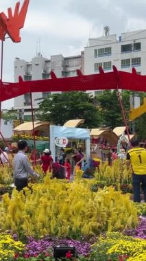 Vietnam 'da büyük bir şehirde kutlama. Sokakta zarif kostümlerle yürüyen aile fertleri, tatil günlerinde Nguyen Hue caddesinde ay Vietnam' da bir bayram günü geçirirler. 02.10.10.2024