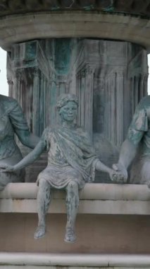 Makedonya 'nın kuzeyindeki Üsküp kentinde seyahat yürüyüşleri yapan müzelerin merkezindeki binalar görülüyor. Kuzey Makedonya 'da ilkbahar mevsiminde, ilkbahar mevsiminde şehir yaşamı. Üsküp 03.20.2024