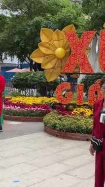 Şehir merkezindeki yürüme caddesi Yeni Yıl 'ı, Halk Komitesi' nden önce Ho Chi Minh City, Vietnam 'da birçok turisti ziyaret etmek için toplanıyor. Ho Chi Minh City, Vietnam 02.09.2024 