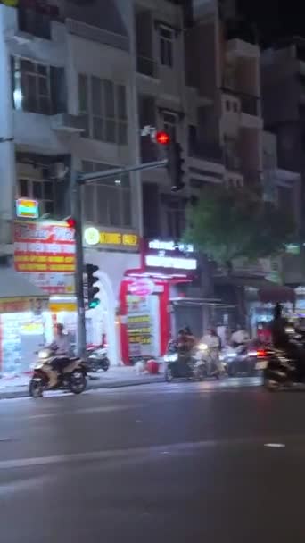 Motocicletas Otros Vehículos Conducen Por Concurrida Carretera Asfaltada Ciudad Chi — Vídeo de stock