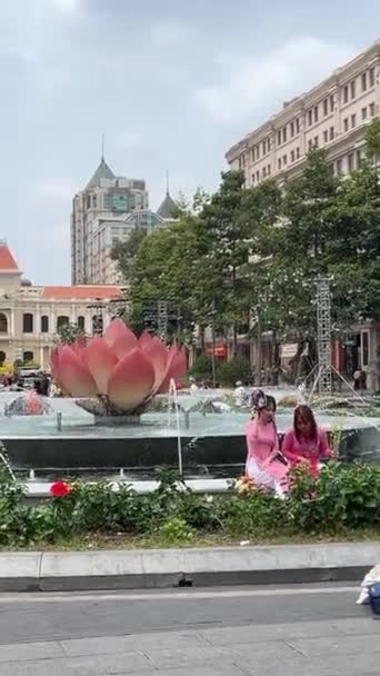 街ピープルズ委員会がベトナムのホーチミン市 ホーチミン市 ベトナム02 2024に訪問する多くの観光客を集める前に 街の朝の旧正月を歩く — ストック動画