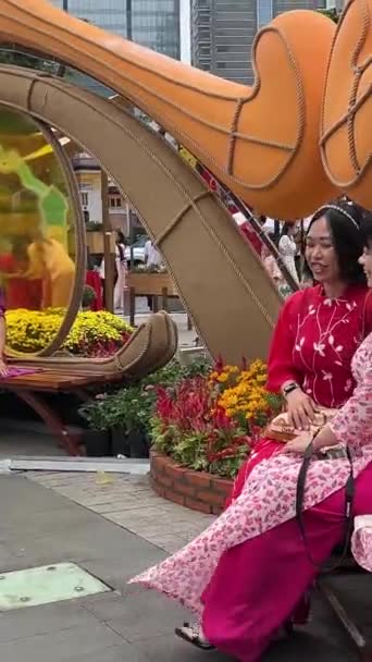 Firande Vietnam Storstad Familjer Promenader Gatan Eleganta Kostymer Ledig Dag — Stockvideo