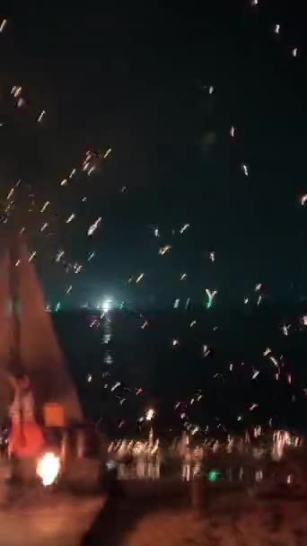 火灾现场一组专业的艺术家表演了各种各样的消防设施 男孩和女孩在越南府曲奇的海上与海盗派对共舞 — 图库视频影像