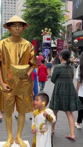 Firande Vietnam Storstad Familjer Promenader Gatan Eleganta Kostymer Ledig Dag — Stockvideo