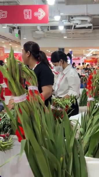 Tet Βιετνάμ Άνθρωποι Αγοράζουν Παντοπωλεία Στο Σούπερ Μάρκετ Πολλές Μάσκες — Αρχείο Βίντεο