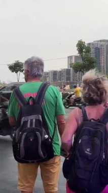 Yılbaşı kutlamasından bir gece önce, sokakta motosikletli Saigon İnsanları Tet. Vietnam Ho Chi Minh Şehri 02.07.2024