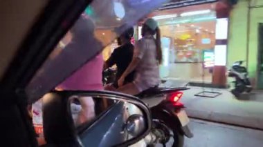 Trafik hareket halindeyken insanlar yolu geçmeye çalışıyor, bir sürü motosiklet, araba, yoldan karşıya geçerken sürekli trafik sıkışıklığı var. Vietnam Ho Chi Minh Şehri 03.26.2024