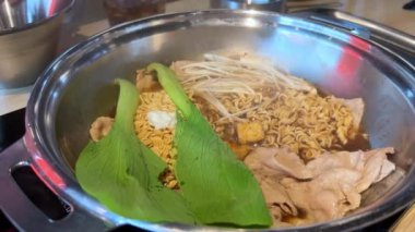 Ramen çorbası Vietnam çorbası sebzeli miso çorbası, et ve sebze karışımı bir restoranda çorba fırında vermicelli pirinç eriştesi pişirir. Geleneksel Japon soya sosu..