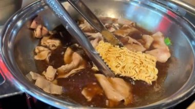 Ramen çorbası Vietnam çorbası sebzeli miso çorbası, et ve sebze karışımı bir restoranda çorba fırında vermicelli pirinç eriştesi pişirir. Geleneksel Japon soya sosu..