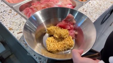 Ramen çorbası Vietnam çorbası sebzeli miso çorbası, et ve sebze karışımı bir restoranda çorba fırında vermicelli pirinç eriştesi pişirir. Geleneksel Japon soya sosu..