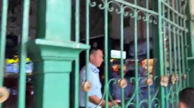 Sabahın erken saatlerinde Şehir Postanesinde birçok insan ailesi ve arkadaşlarıyla yeni yıl fotoğrafları çekiyor. Ho Chi Minh Şehri, Vietnam 02.10.2024 