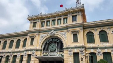 Sabahın erken saatlerinde Şehir Postanesinde birçok insan ailesi ve arkadaşlarıyla yeni yıl fotoğrafları çekiyor. Ho Chi Minh Şehri, Vietnam 02.10.2024 