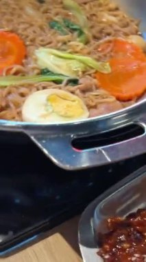 Ramen çorbası Vietnam çorbası sebzeli miso çorbası, et ve sebze karışımı bir restoranda çorba fırında vermicelli pirinç eriştesi pişirir. Geleneksel Japon soya sosu..