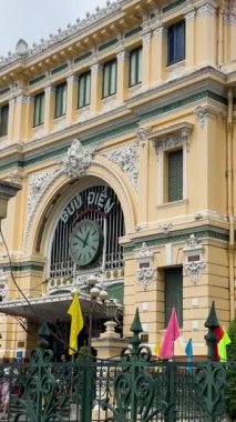 Sabahın erken saatlerinde Şehir Postanesinde birçok insan ailesi ve arkadaşlarıyla yeni yıl fotoğrafları çekiyor. Ho Chi Minh Şehri, Vietnam