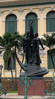 Sabahın erken saatlerinde Şehir Postanesinde birçok insan ailesi ve arkadaşlarıyla yeni yıl fotoğrafları çekiyor. Ho Chi Minh Şehri, Vietnam