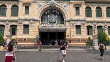 Sabahın erken saatlerinde Şehir Postanesinde birçok insan ailesi ve arkadaşlarıyla yeni yıl fotoğrafları çekiyor. Ho Chi Minh Şehri, Vietnam 02.10.2024 