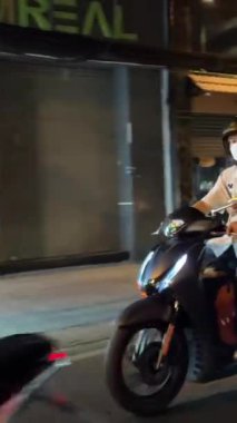 Trafik hareket halindeyken insanlar yolu geçmeye çalışıyor, bir sürü motosiklet, araba, yoldan karşıya geçerken sürekli trafik sıkışıklığı var. Vietnam Ho Chi Minh Şehri 03.26.2024