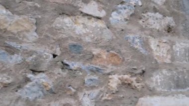 Makedonya 'nın kuzeyindeki Üsküp kentinde seyahat yürüyüşleri yapan müzelerin merkezindeki binalar görülüyor. Kuzey Makedonya 'da ilkbahar mevsiminde, ilkbahar mevsiminde şehir yaşamı. Üsküp 03.20.2024