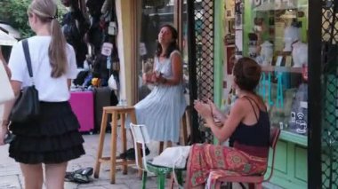 Makedonya 'nın kuzeyindeki Üsküp kentinde seyahat yürüyüşleri yapan müzelerin merkezindeki binalar görülüyor. Kuzey Makedonya 'da ilkbahar mevsiminde, ilkbahar mevsiminde şehir yaşamı. Üsküp 03.20.2024