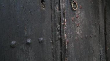 Makedonya 'nın kuzeyindeki Üsküp kentinde seyahat yürüyüşleri yapan müzelerin merkezindeki binalar görülüyor. Kuzey Makedonya 'da ilkbahar mevsiminde, ilkbahar mevsiminde şehir yaşamı. Üsküp 03.20.2024