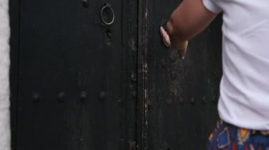 Makedonya 'nın kuzeyindeki Üsküp kentinde seyahat yürüyüşleri yapan müzelerin merkezindeki binalar görülüyor. Kuzey Makedonya 'da ilkbahar mevsiminde, ilkbahar mevsiminde şehir yaşamı. Üsküp 03.20.2024