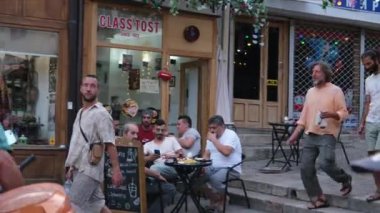 Makedonya 'nın kuzeyindeki Üsküp kentinde seyahat yürüyüşleri yapan müzelerin merkezindeki binalar görülüyor. Kuzey Makedonya 'da ilkbahar mevsiminde, ilkbahar mevsiminde şehir yaşamı. Üsküp 03.20.2024