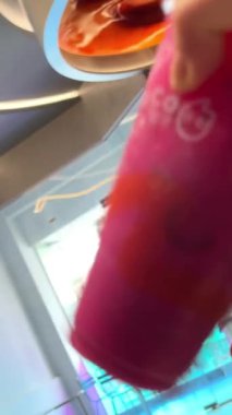 İçki dükkanı Coco. Geleneksel Tayvan içeceği, baloncuklu çay, sütlü çay veya boba olarak da bilinir. Vietnam Ho Chi Minh Şehri 03.26.2024 