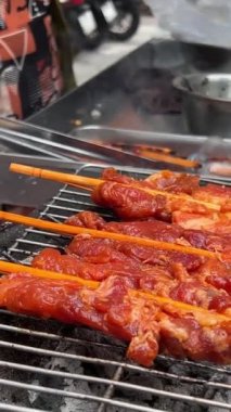 Vietnam Ho Chi Minh City Sokak Yemekleri Vietnam 'da Çorba hazırla, Sokakta et kızart, sağlıksız koşullar. Yüksek kalite 4k görüntü