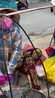 Vietnam 'da sokak yemekleri çorba hazırlamak, sokakta et kızartmak, sağlıksız koşullar. Vietnam Ho Chi Minh Şehri 03.25.2024