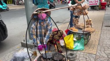 Vietnam 'da sokak yemekleri çorba hazırlamak, sokakta et kızartmak, sağlıksız koşullar. Vietnam Ho Chi Minh Şehri 03.25.2024