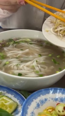 Vietnam pho çorbasına filizlenmiş fasulye, buğday ve mung fasulyesi ekle. Yüksek kalite 4k görüntü