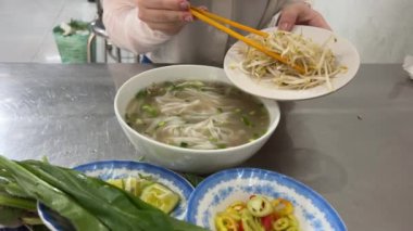 Vietnam pho çorbasına filizlenmiş fasulye, buğday ve mung fasulyesi ekle. Yüksek kalite 4k görüntü