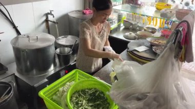 Vietnam 'da sokak yemekleri çorba hazırlamak, sokakta et kızartmak, sağlıksız koşullar. Vietnam Ho Chi Minh Şehri 03.25.2024