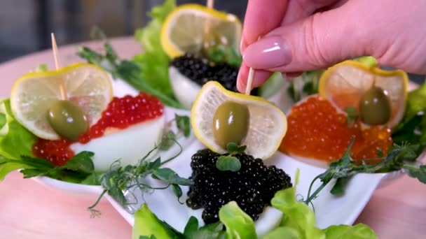 Caviar Noir Pour Fabriquer Des Bateaux Partir Citron Sur Des — Video