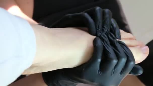 Masażysta Robi Masaż Stóp Gorącymi Kamieniami Centrum Spa Człowiek Trzyma — Wideo stockowe