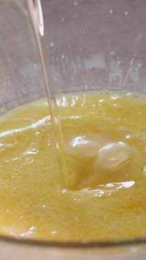 Hamuru pizza pişirmek için diz çöküp hazırlamak hamura ayçiçeği yağı eklemek, pişirmek, aşçı hamuru yoğurmak, fırıncı ekmek için hamur yoğurmak. Yüksek kalite