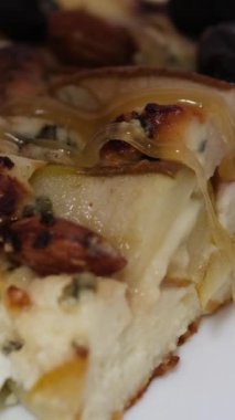 Ahşap masada armutlu taze İtalyan pizzası. Lezzetli tarif. Pizzacı şefin fırından erimiş peynirli pizza koyduğu iştah açıcı yakın çekim. Yüksek kalite 4k görüntü