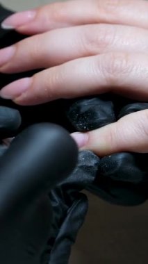 Sağlık, estetik ve ayak estetiği için pedikür ve pediatri ile estetik ve tırnakların estetik merkezinde neşter, dosya ve krem ile tam tedavisiyle. Yüksek kalite 4k görüntü