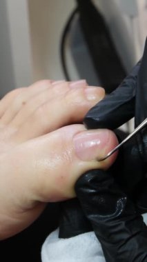 Sağlık, estetik ve ayak estetiği için pedikür ve pediatri ile estetik ve tırnakların estetik merkezinde neşter, dosya ve krem ile tam tedavisiyle. Yüksek kalite 4k görüntü