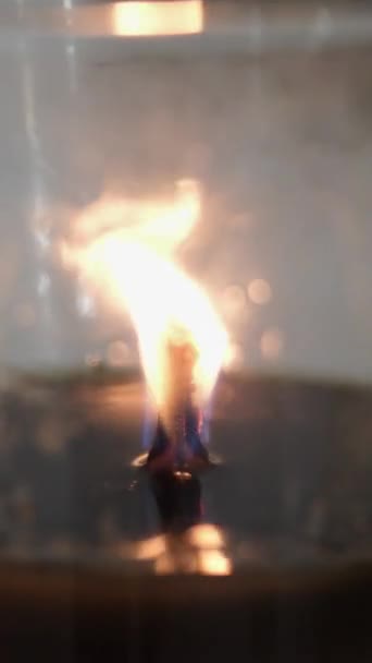 玻璃杯里的烛焰 高质量的4K镜头 — 图库视频影像