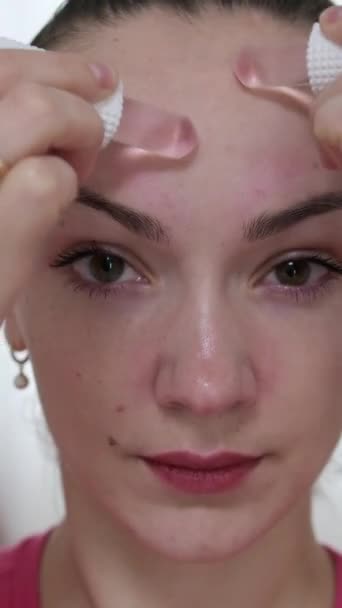 Cosmetoloog Zet Een Wit Masker Gezicht Patiënt Spa Salon Concept — Stockvideo