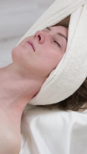 Cosmetologist Aplica Creme Cara Hidratante Procedimento Cosmético Profissional Salão Beleza — Vídeo de Stock