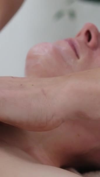 Cosmetoloog Brengt Een Moisturizer Gezichtscrème Professionele Cosmetische Procedure Een Schoonheidssalon — Stockvideo