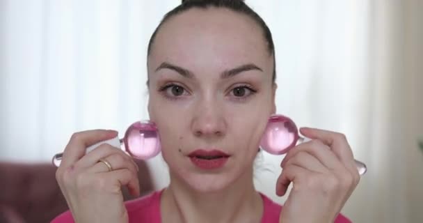 Close Mãos Cosmetologist Colocar Máscara Branca Menina Por Escova Salão — Vídeo de Stock