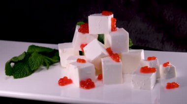 Kırmızı ve siyah havyar Feta peyniri bir restoranda lezzetli bir meze servisi yapıyor. Yüksek kalite 4k görüntü