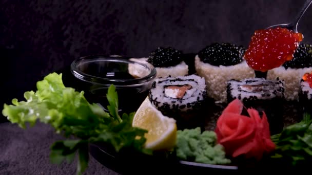 Närbild Uramaki Sushi Rullar Med Röd Kaviar Lax Tonfisk Gurka — Stockvideo