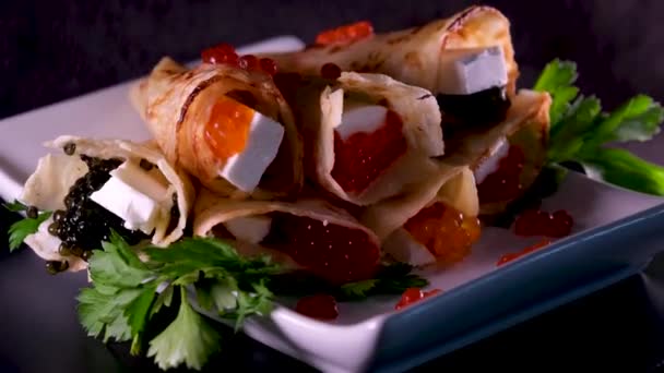 レストランで美味しい前菜料理を提供する赤と黒のキャビアフェタチーズ 高品質の4K映像 — ストック動画
