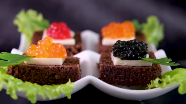 Sandwiches Con Caviar Rojo Negro Sobre Pan Blanco Negro Imágenes — Vídeo de stock