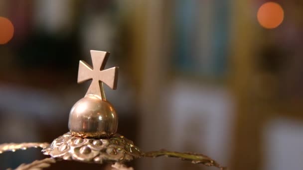 Atributos Iglesia Para Ceremonia Boda Las Coronas Oro Están Altar — Vídeos de Stock